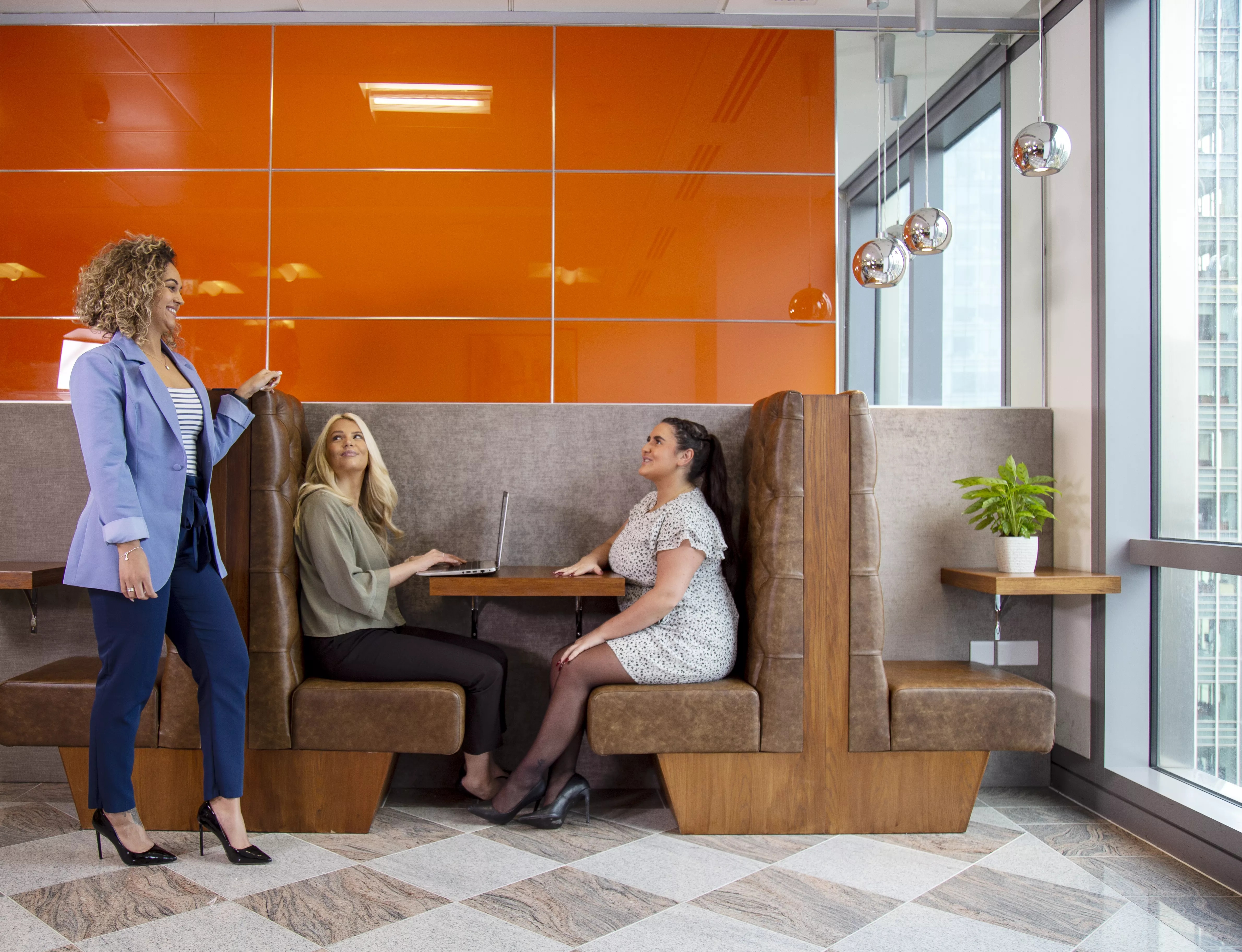 Clients networking in a collaborative booth at 40 Bank Street - Canary Wharf.
